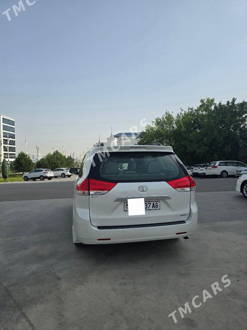 Toyota Sienna 2011 - 320 000 TMT - 1 мкр - img 3