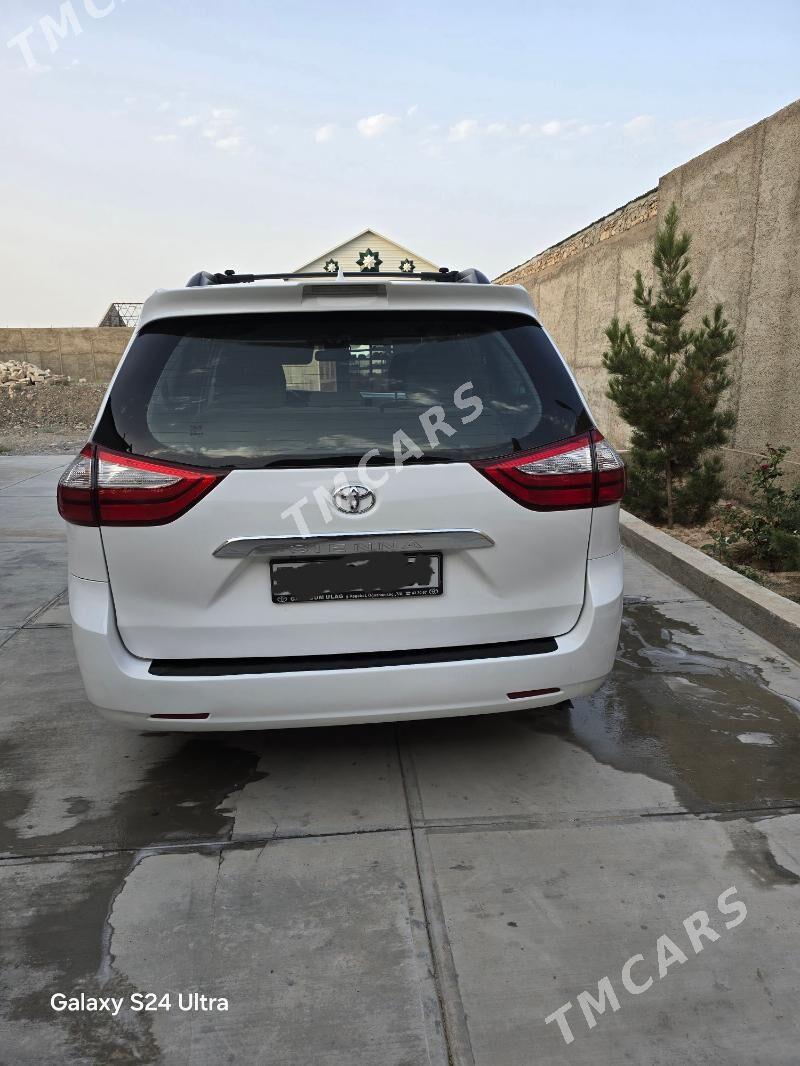Toyota Sienna 2018 - 380 000 TMT - Гызыларбат - img 3