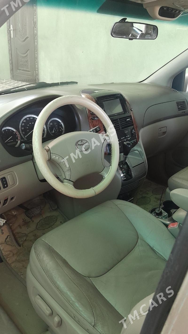 Toyota Sienna 2004 - 240 000 TMT - Гурбансолтан Едже - img 4