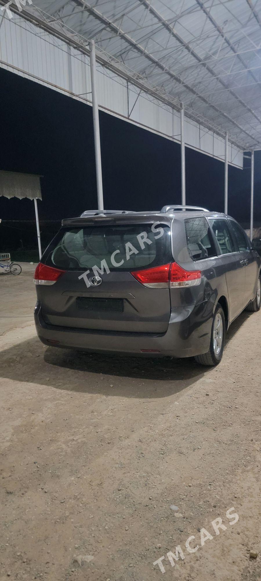 Toyota Sienna 2012 - 260 000 TMT - Векильбазар - img 3