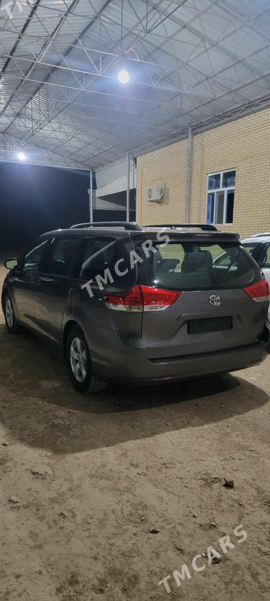 Toyota Sienna 2012 - 260 000 TMT - Векильбазар - img 2