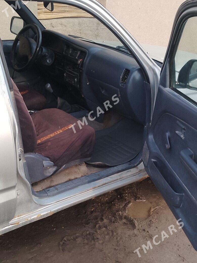 Toyota Hilux 2003 - 45 000 TMT - Türkmenbaşy etr. - img 3