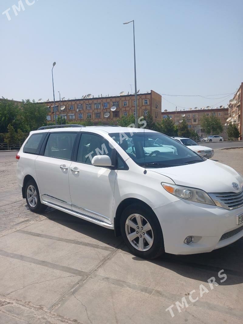 Toyota Sienna 2010 - 270 000 TMT - Мары - img 7