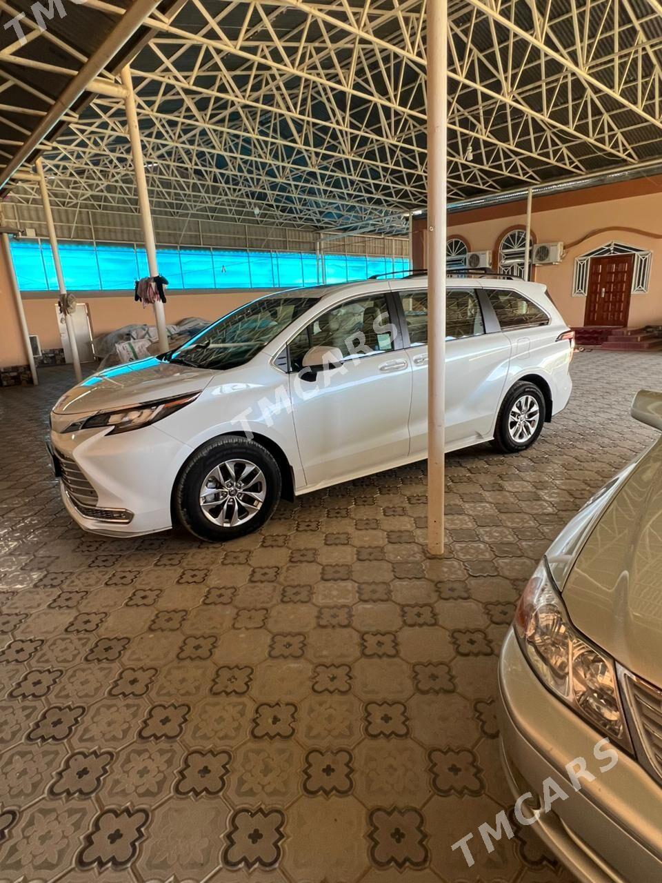 Toyota Sienna 2022 - 690 000 TMT - Мары - img 2