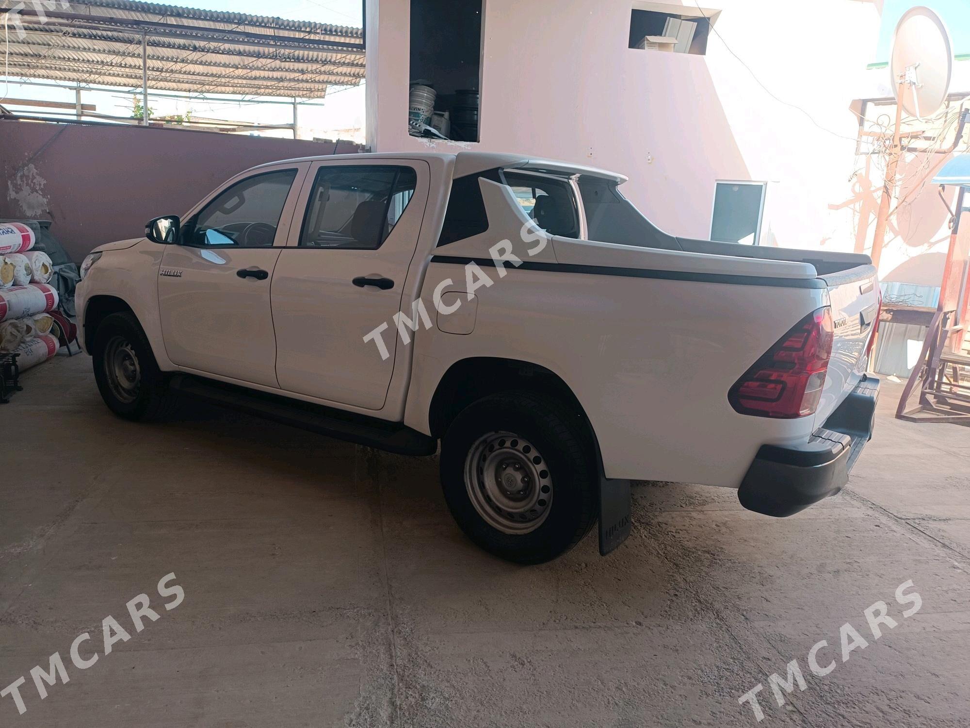 Toyota Hilux 2016 - 420 000 TMT - Дянев - img 3