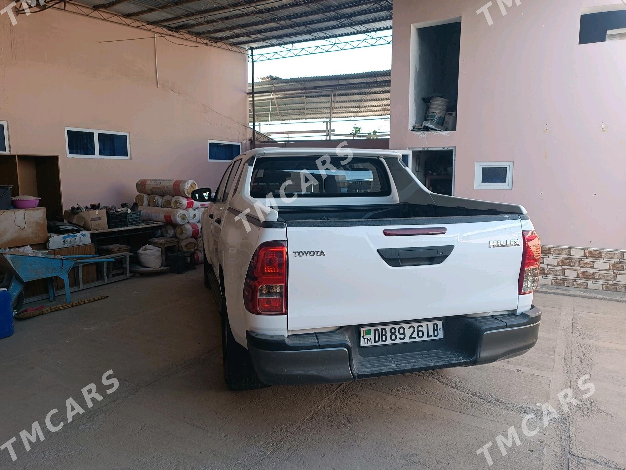 Toyota Hilux 2016 - 420 000 TMT - Дянев - img 2