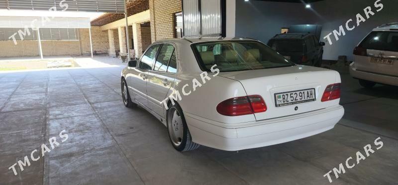 Mercedes-Benz E320 2000 - 110 000 TMT - Мары - img 4