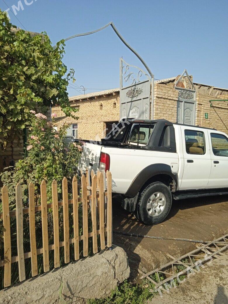 Nissan Navara 2004 - 125 000 TMT - Фарап - img 3