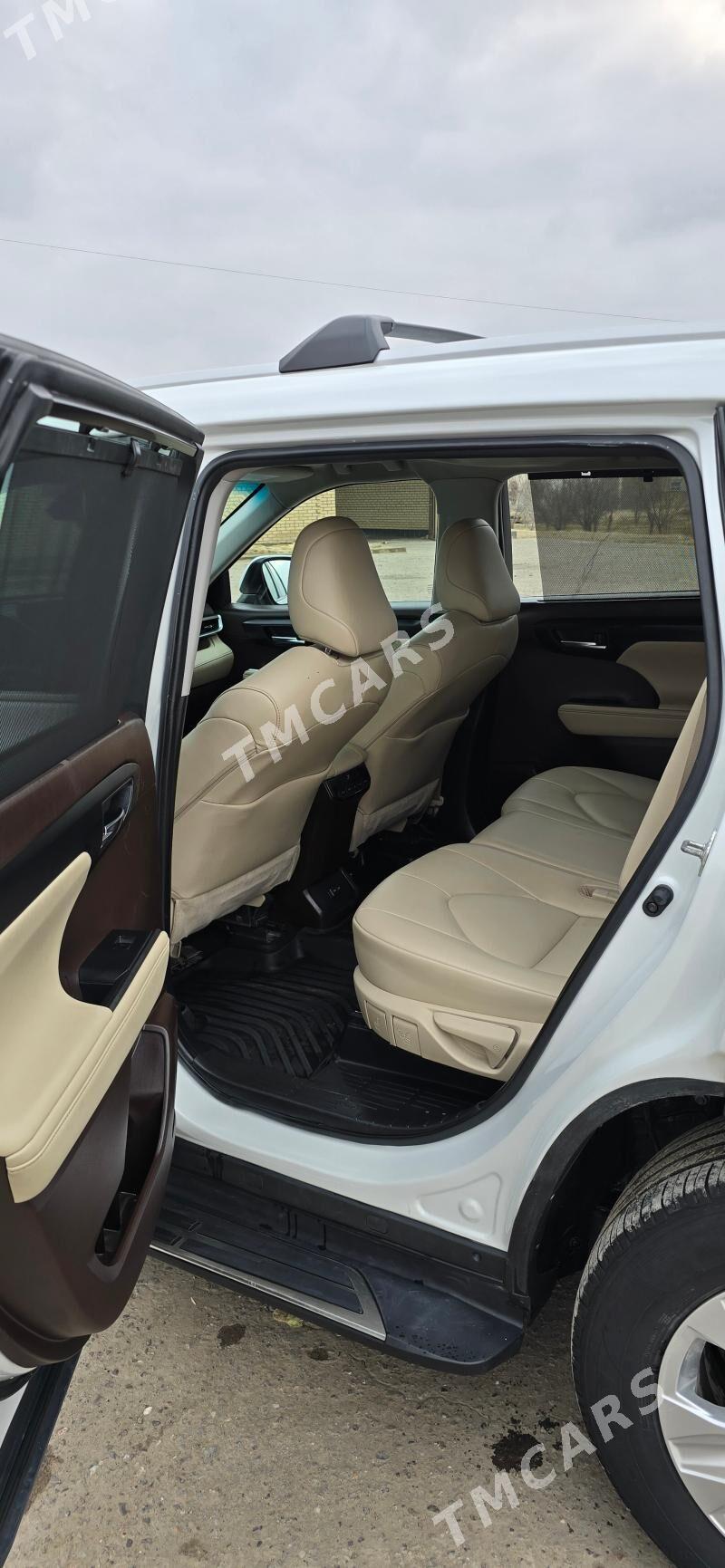 Toyota Highlander 2022 - 540 000 TMT - Мары - img 3