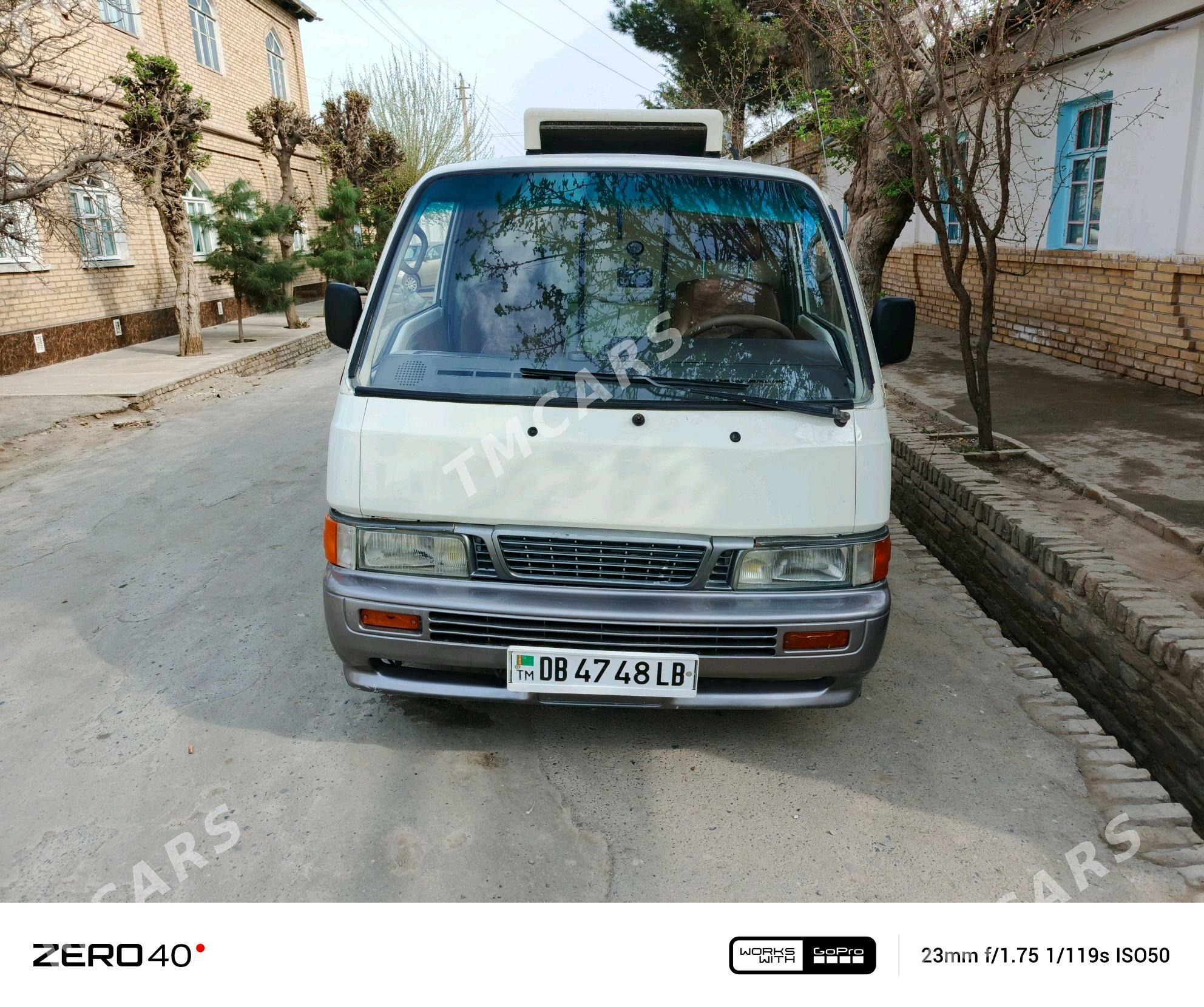 Nissan Urvan 2001 - 85 000 TMT - Керки - img 3