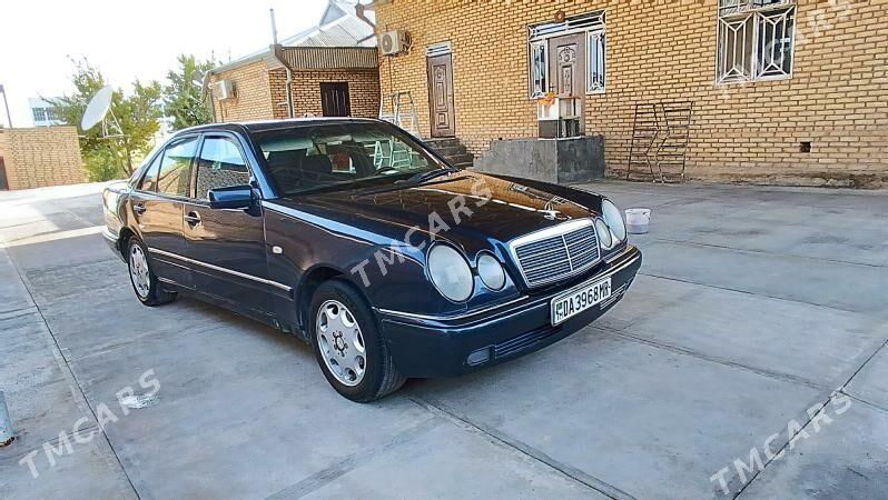 Mercedes-Benz E320 1997 - 60 000 TMT - Мары - img 7