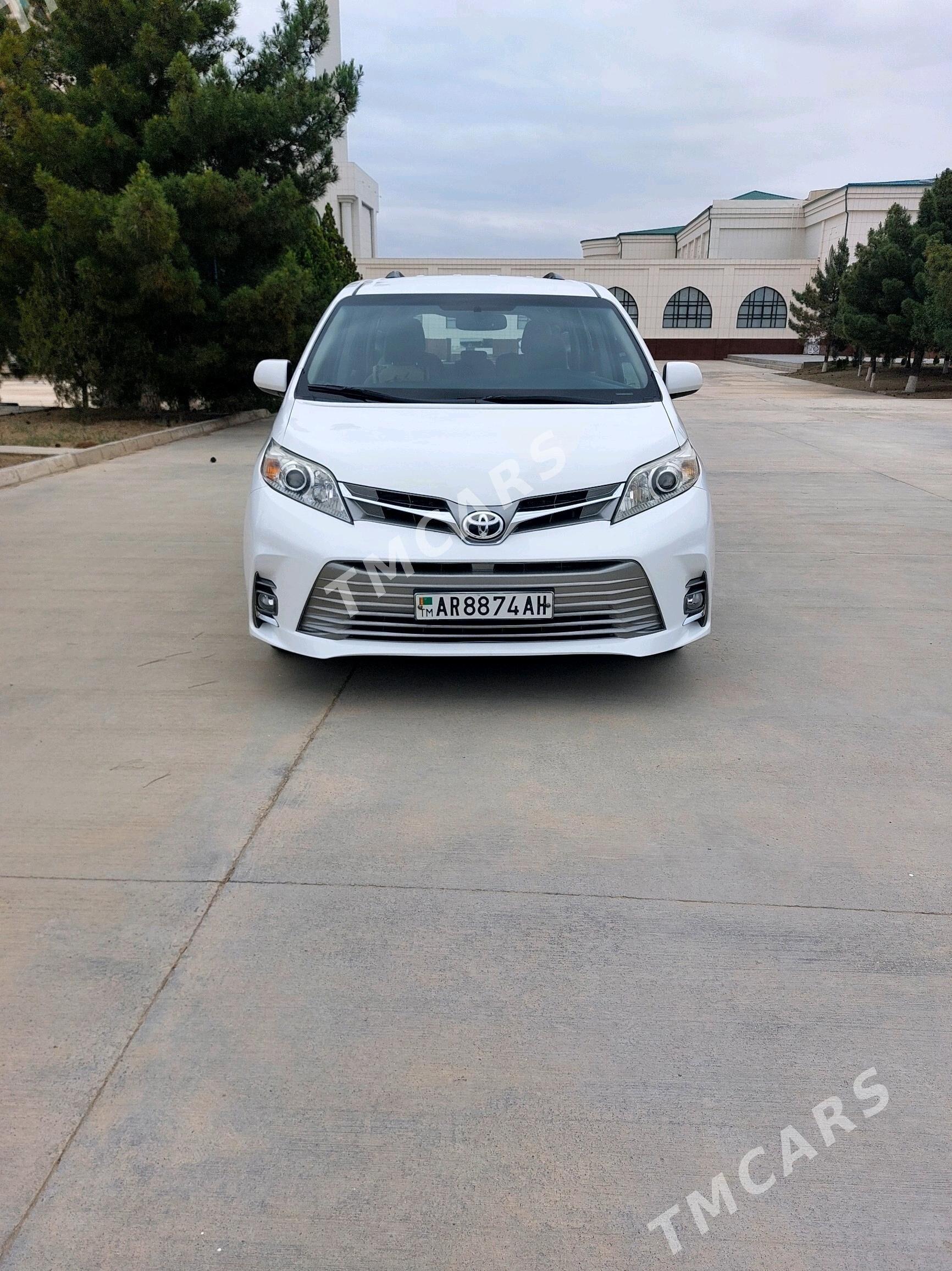 Toyota Sienna 2018 - 370 000 TMT - Гёкдепе - img 1