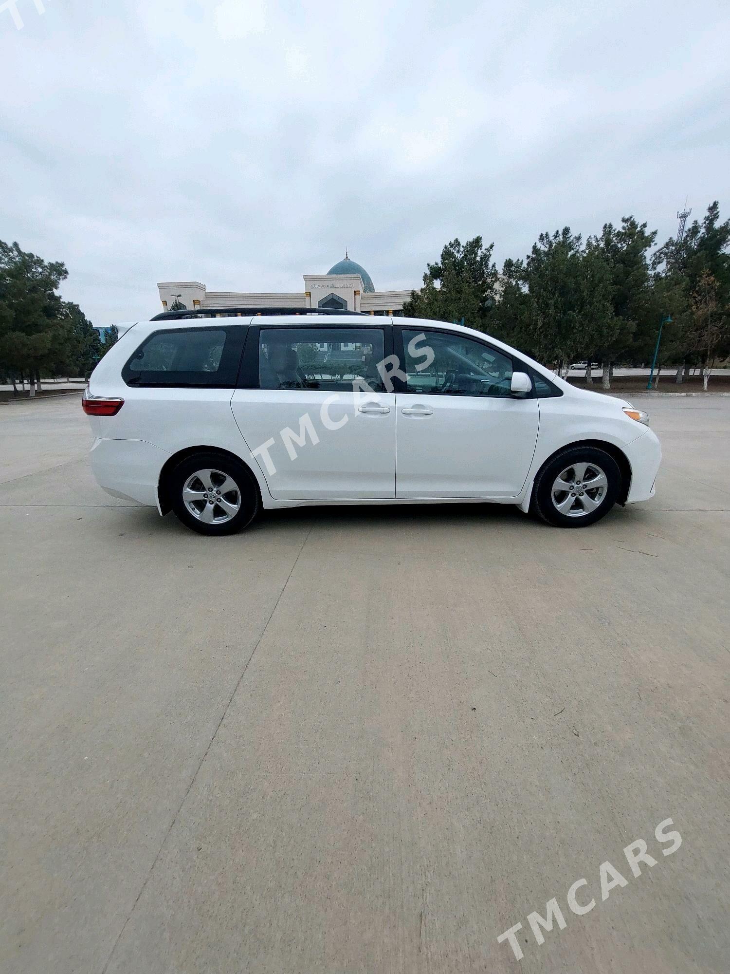 Toyota Sienna 2018 - 370 000 TMT - Гёкдепе - img 4