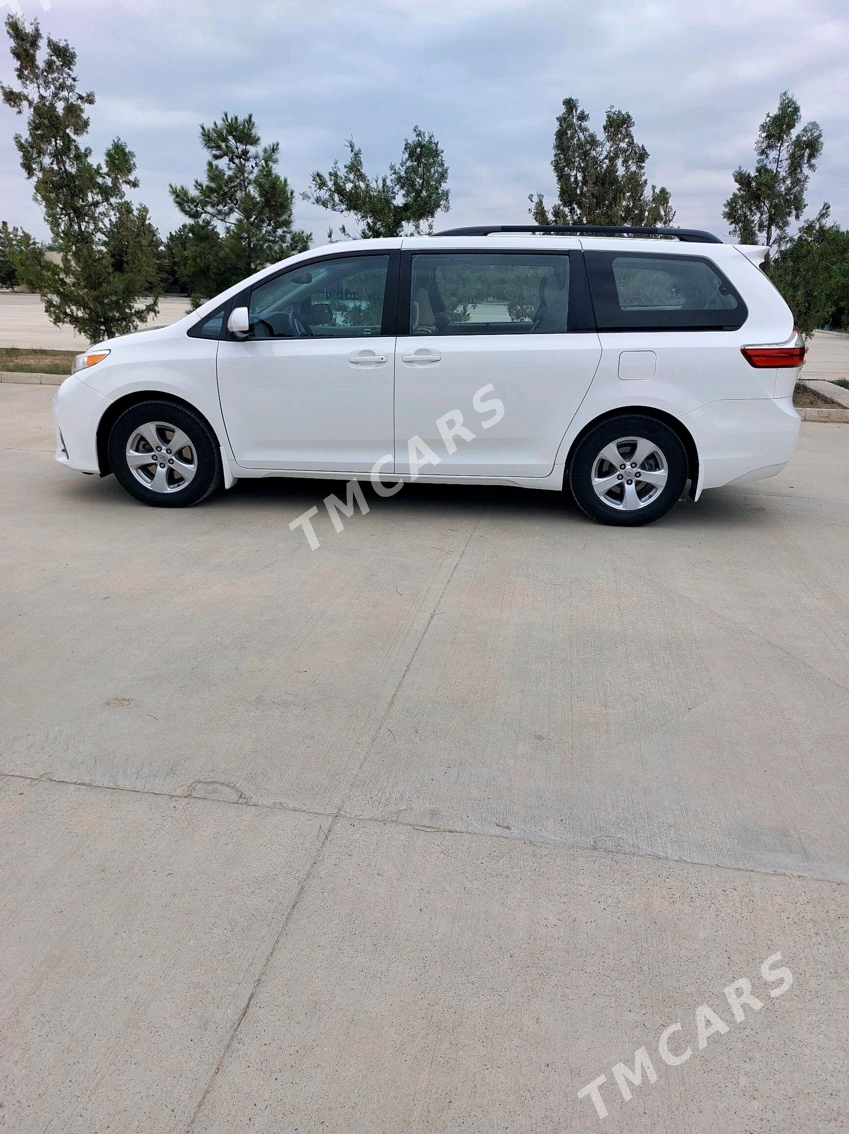 Toyota Sienna 2018 - 370 000 TMT - Гёкдепе - img 6