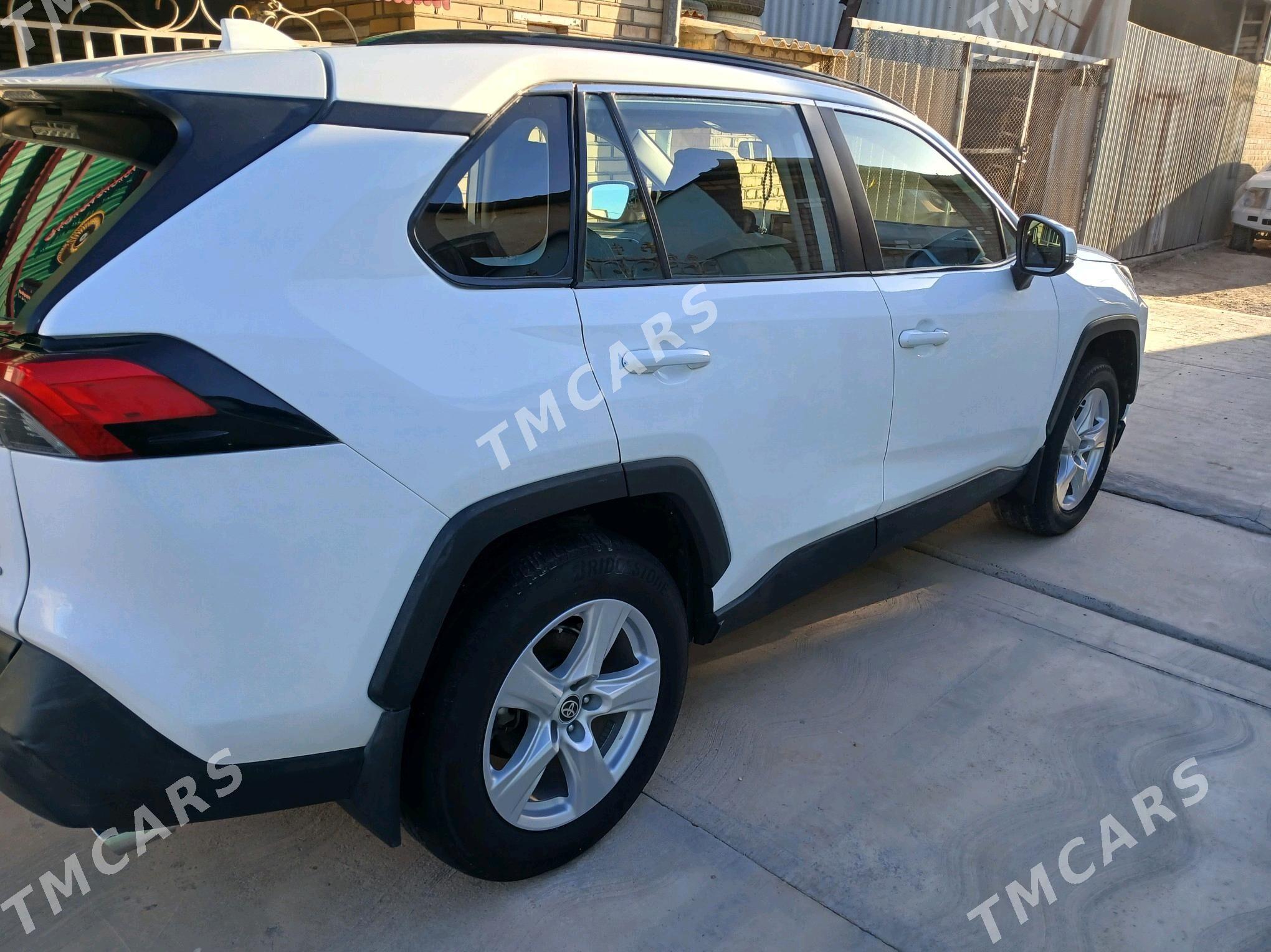 Toyota RAV4 2022 - 360 000 TMT - Ýolöten - img 4