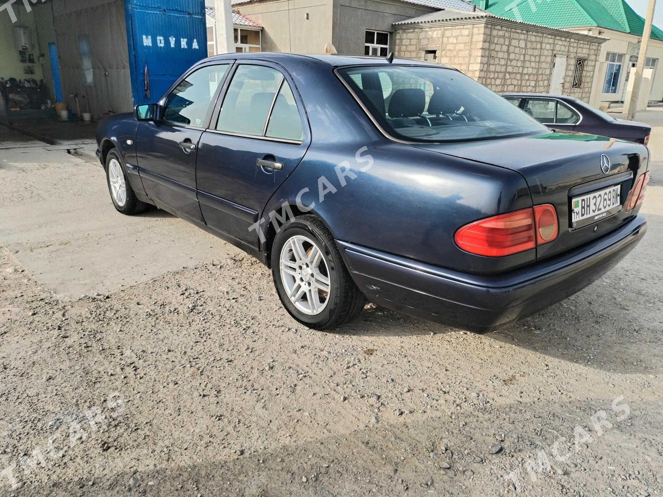 Mercedes-Benz E320 1999 - 58 000 TMT - Гумдаг - img 3