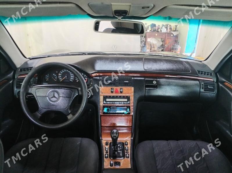 Mercedes-Benz E320 1999 - 58 000 TMT - Гумдаг - img 4