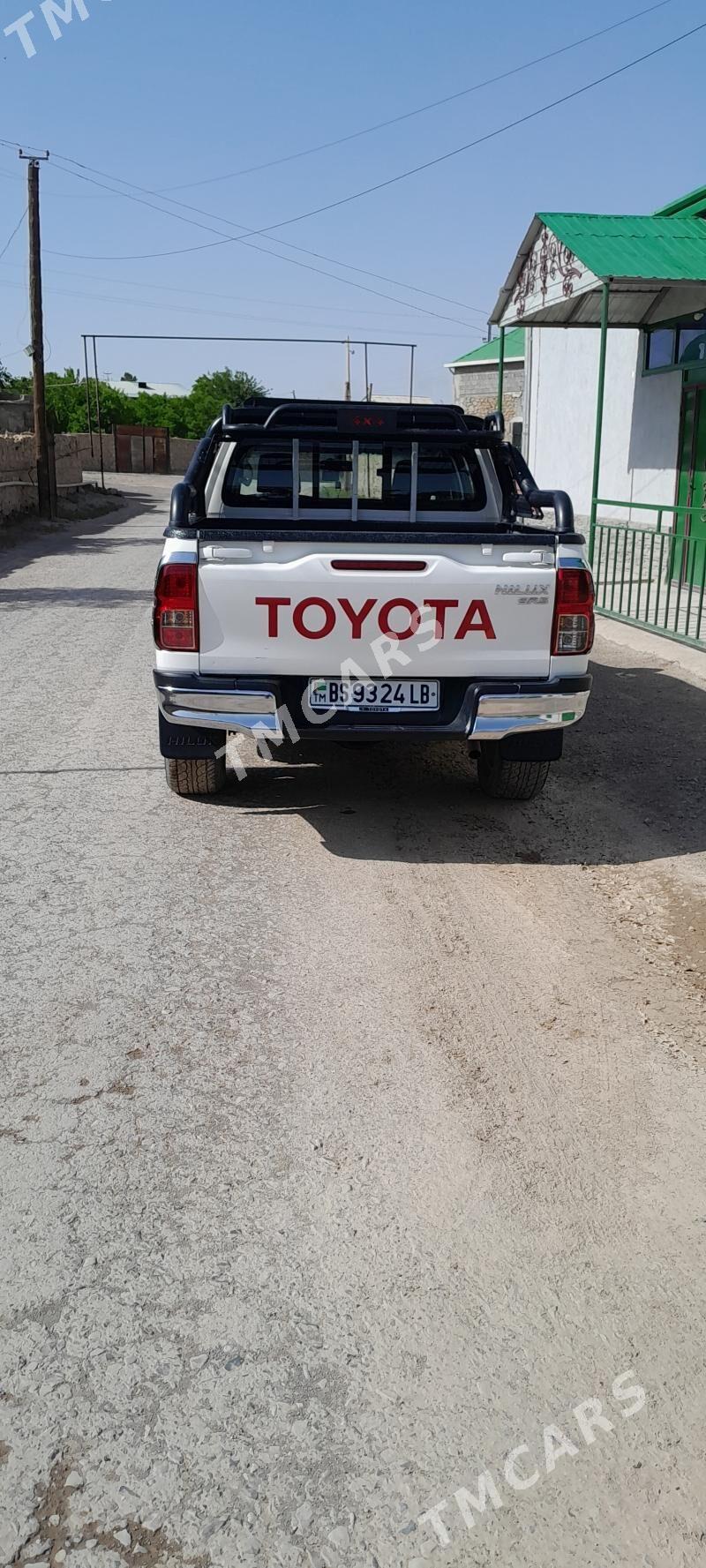 Toyota Hilux 2016 - 475 000 TMT - Магданлы - img 7