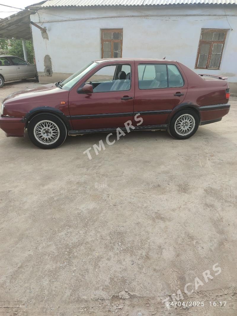 Volkswagen Jetta 1993 - 28 000 TMT - Saýat - img 1