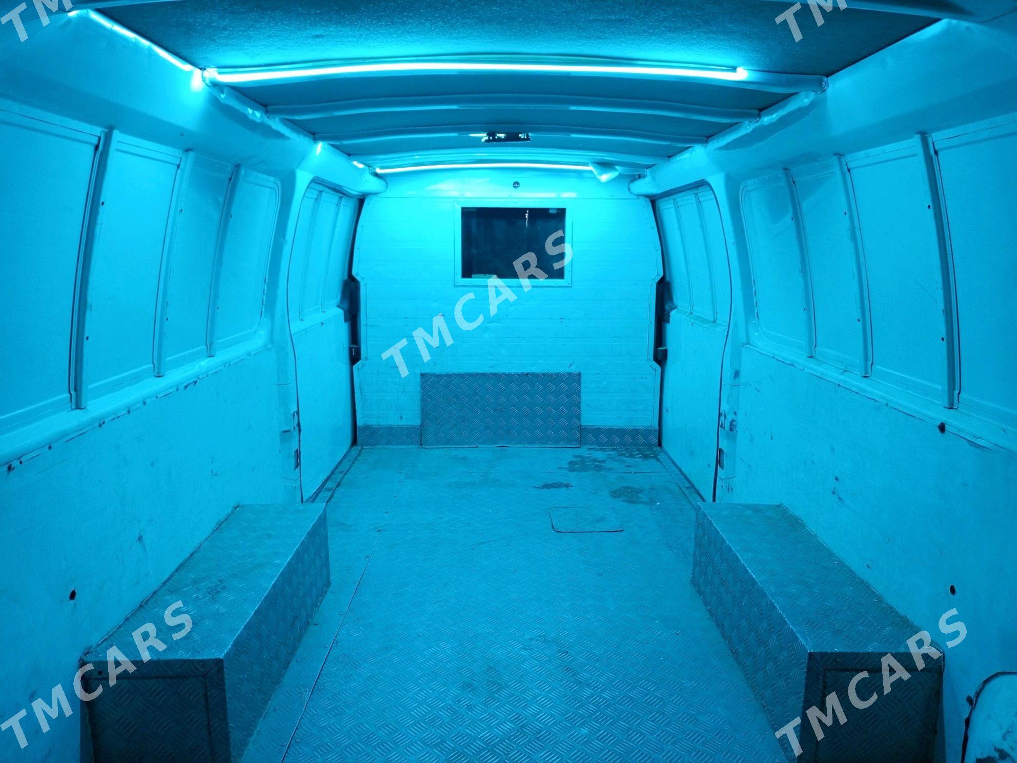 Nissan Urvan 2005 - 120 000 TMT - Дянев - img 7