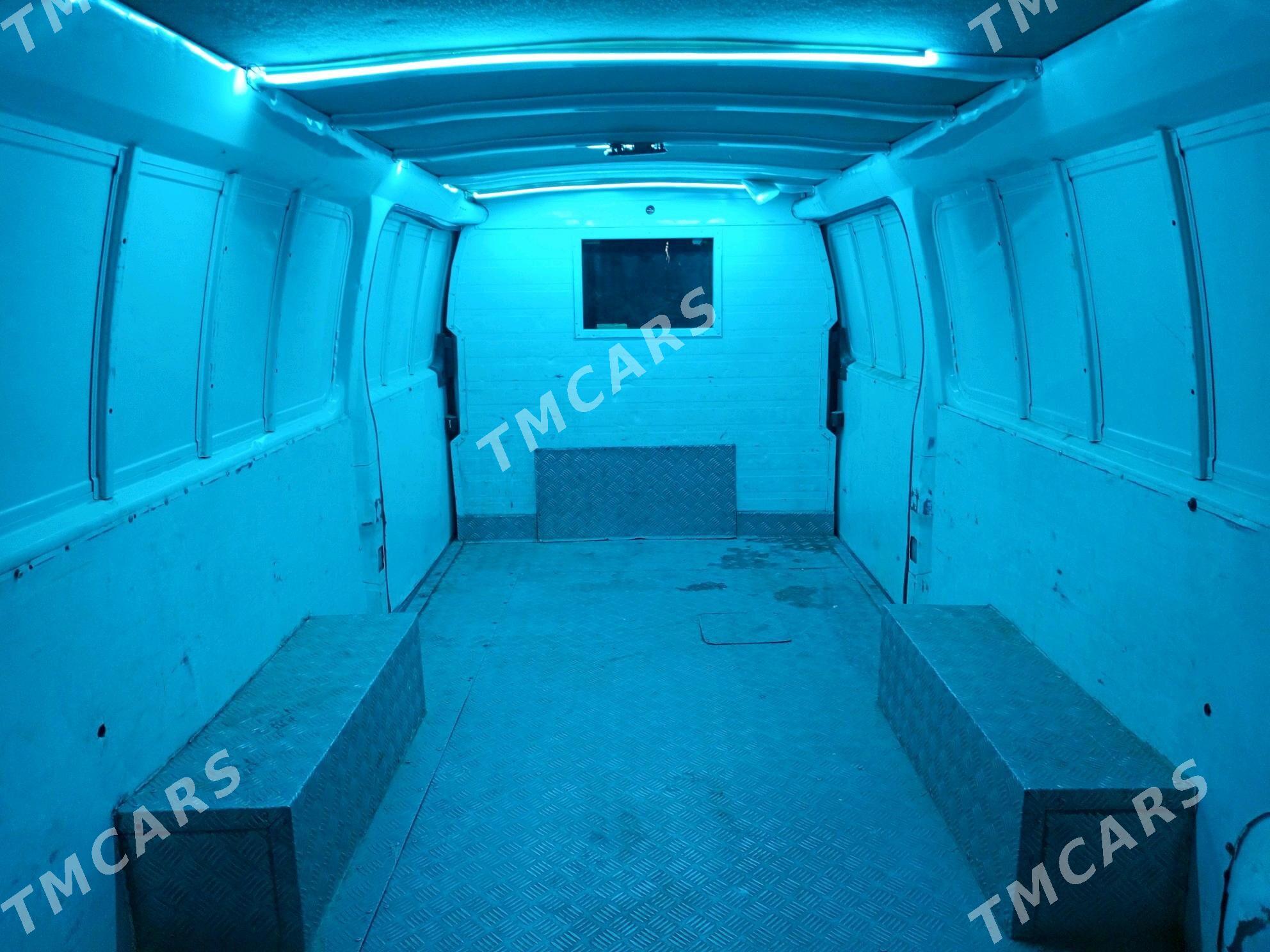 Nissan Urvan 2005 - 120 000 TMT - Дянев - img 2