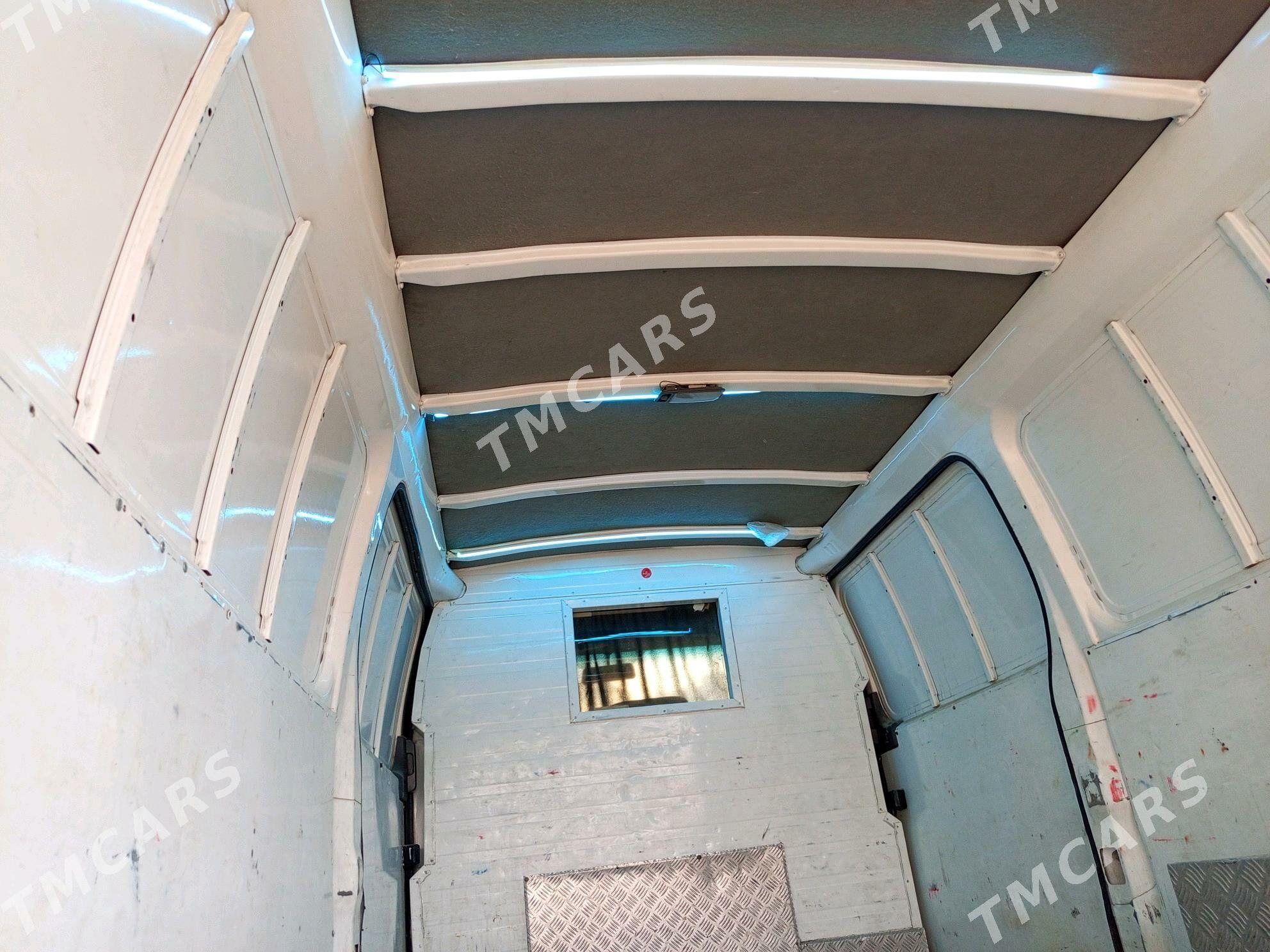 Nissan Urvan 2005 - 120 000 TMT - Дянев - img 4