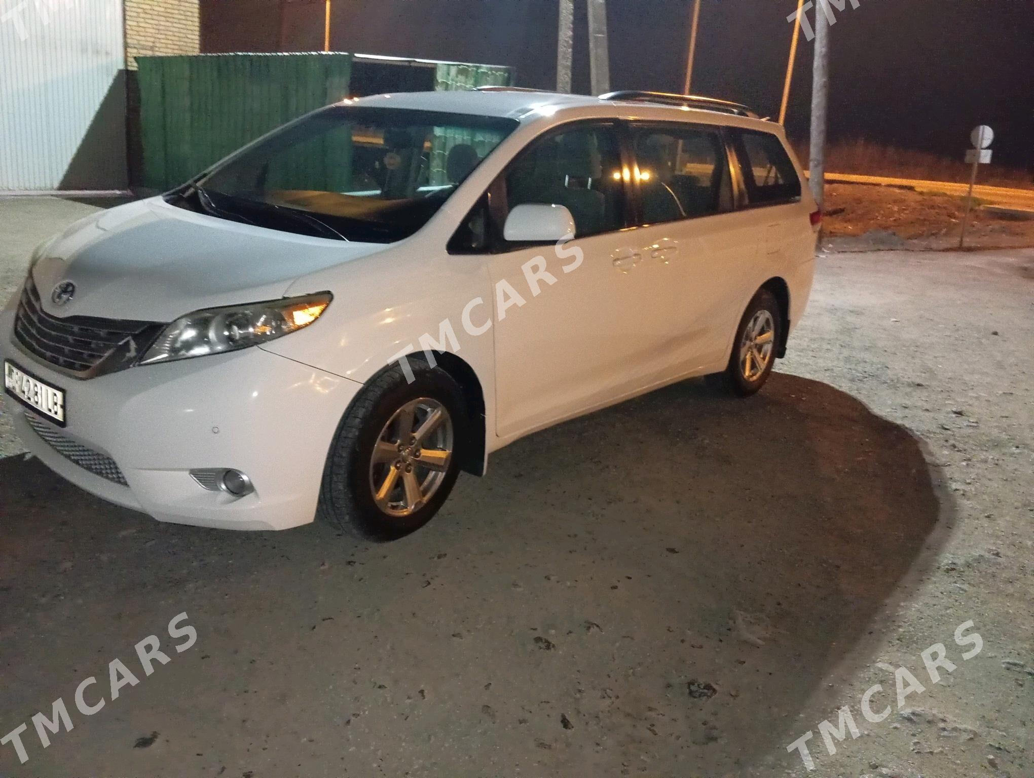 Toyota Sienna 2010 - 260 000 TMT - Дянев - img 3