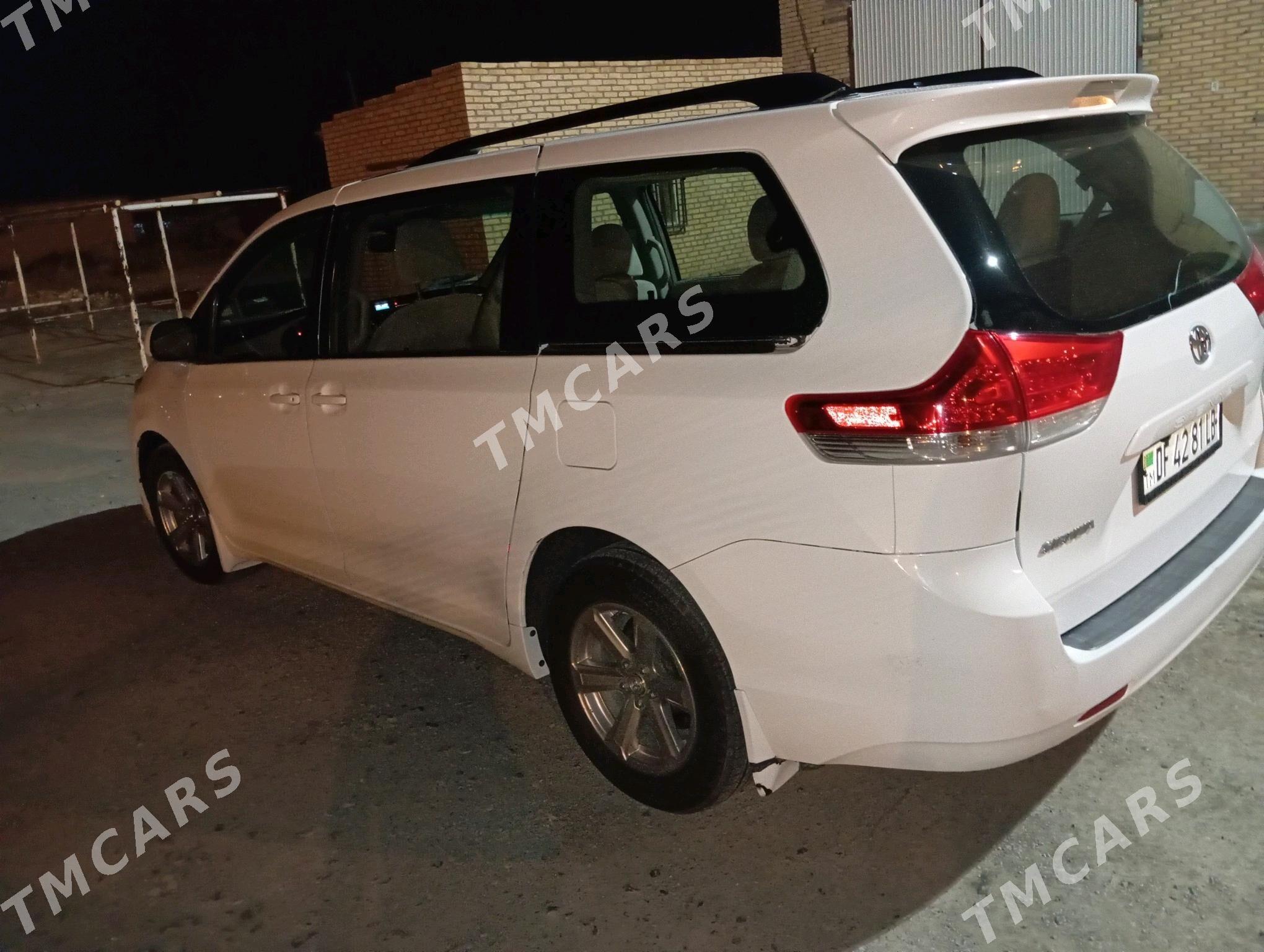 Toyota Sienna 2010 - 260 000 TMT - Дянев - img 5