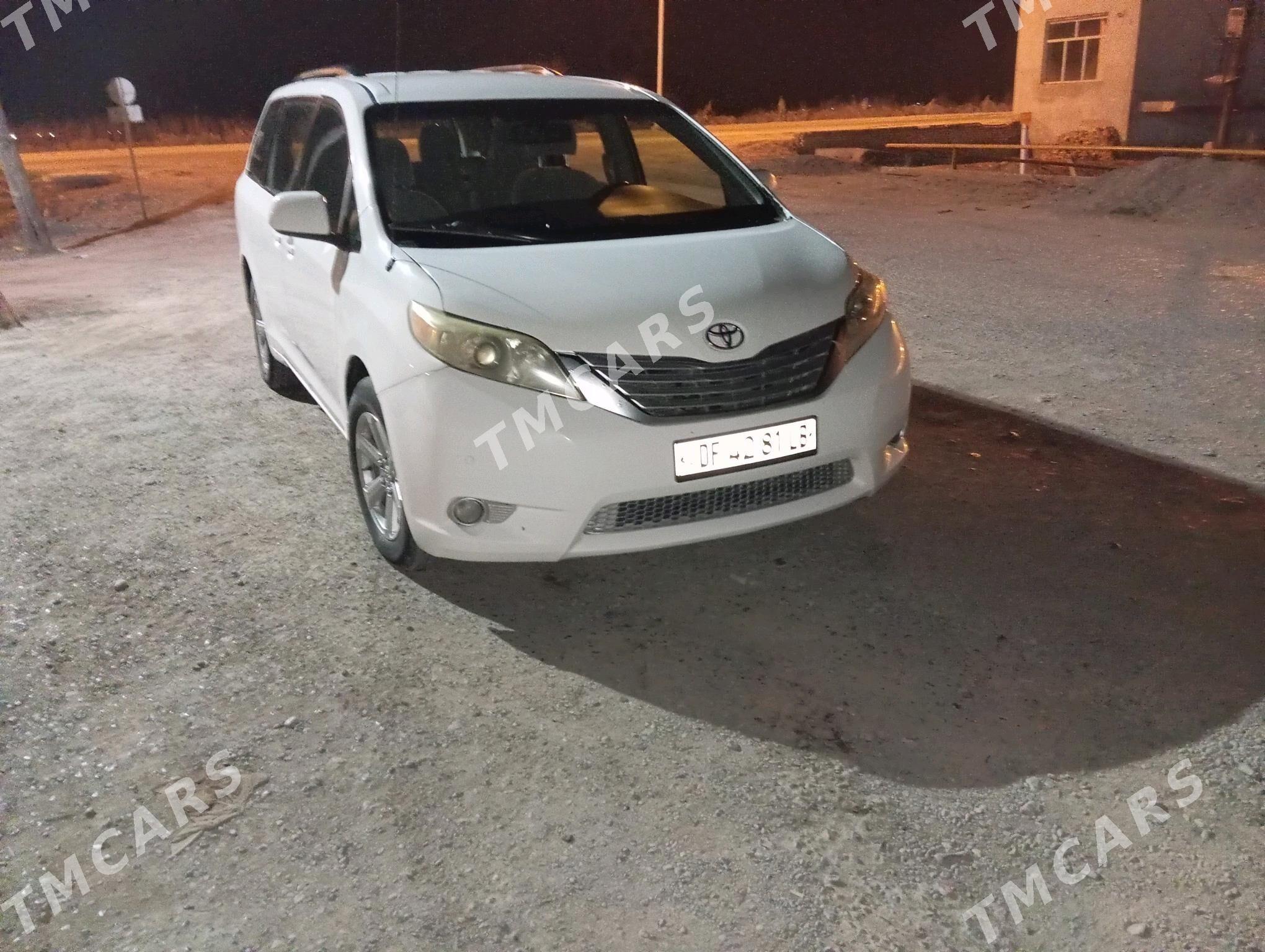 Toyota Sienna 2010 - 260 000 TMT - Дянев - img 2