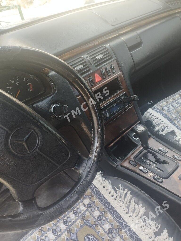 Mercedes-Benz E320 1997 - 90 000 TMT - Балканабат - img 4