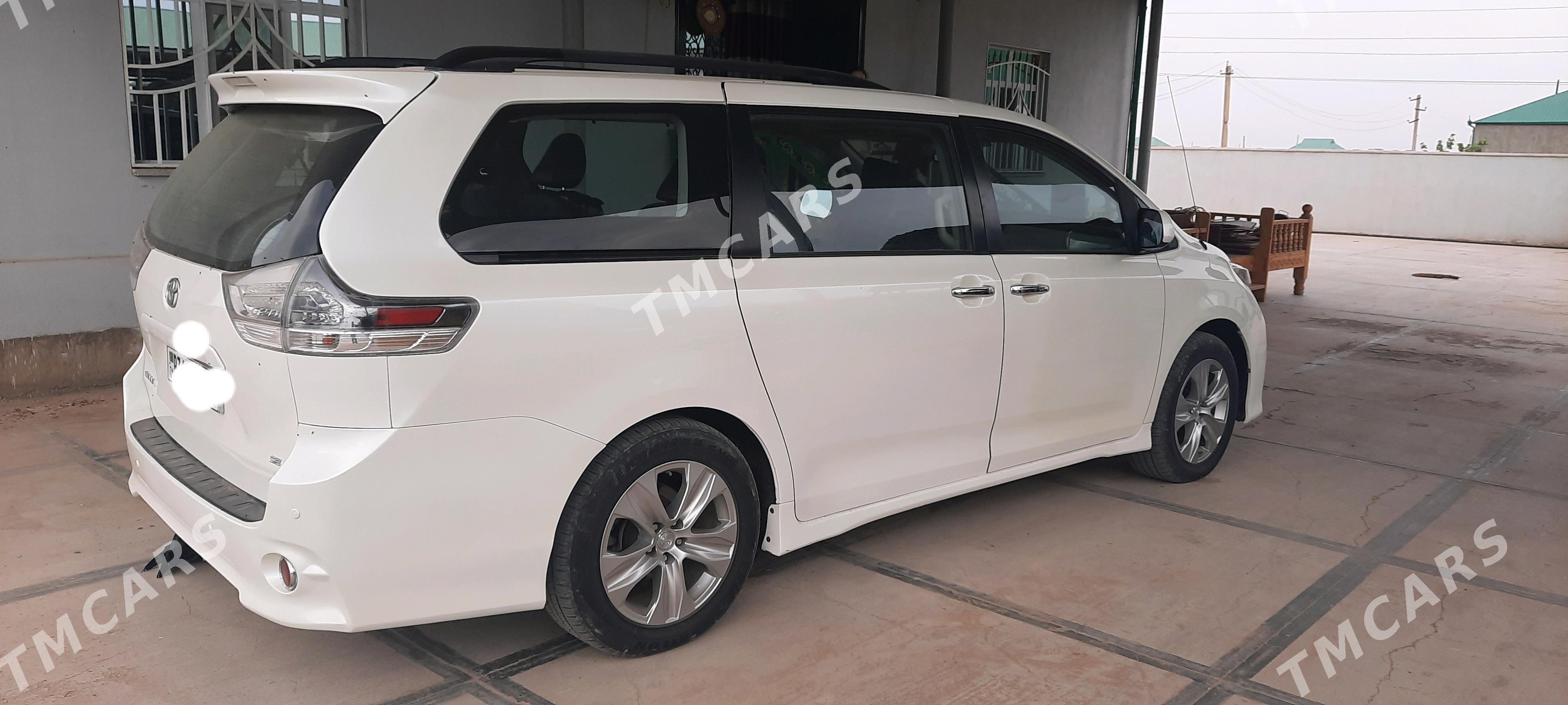 Toyota Sienna 2013 - 295 000 TMT - Бабадайхан - img 3