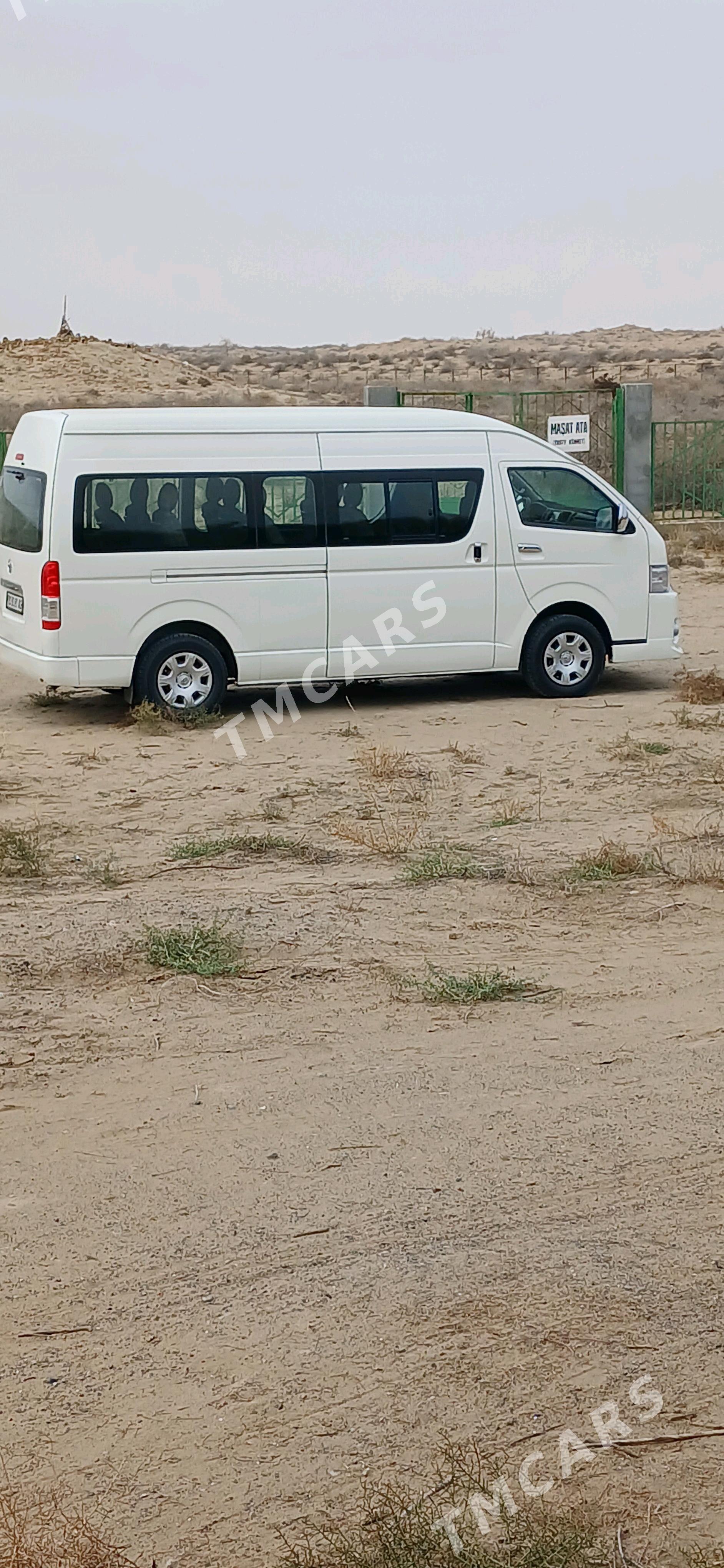 Toyota Hiace 2005 - 310 000 TMT - Herrikgala - img 3