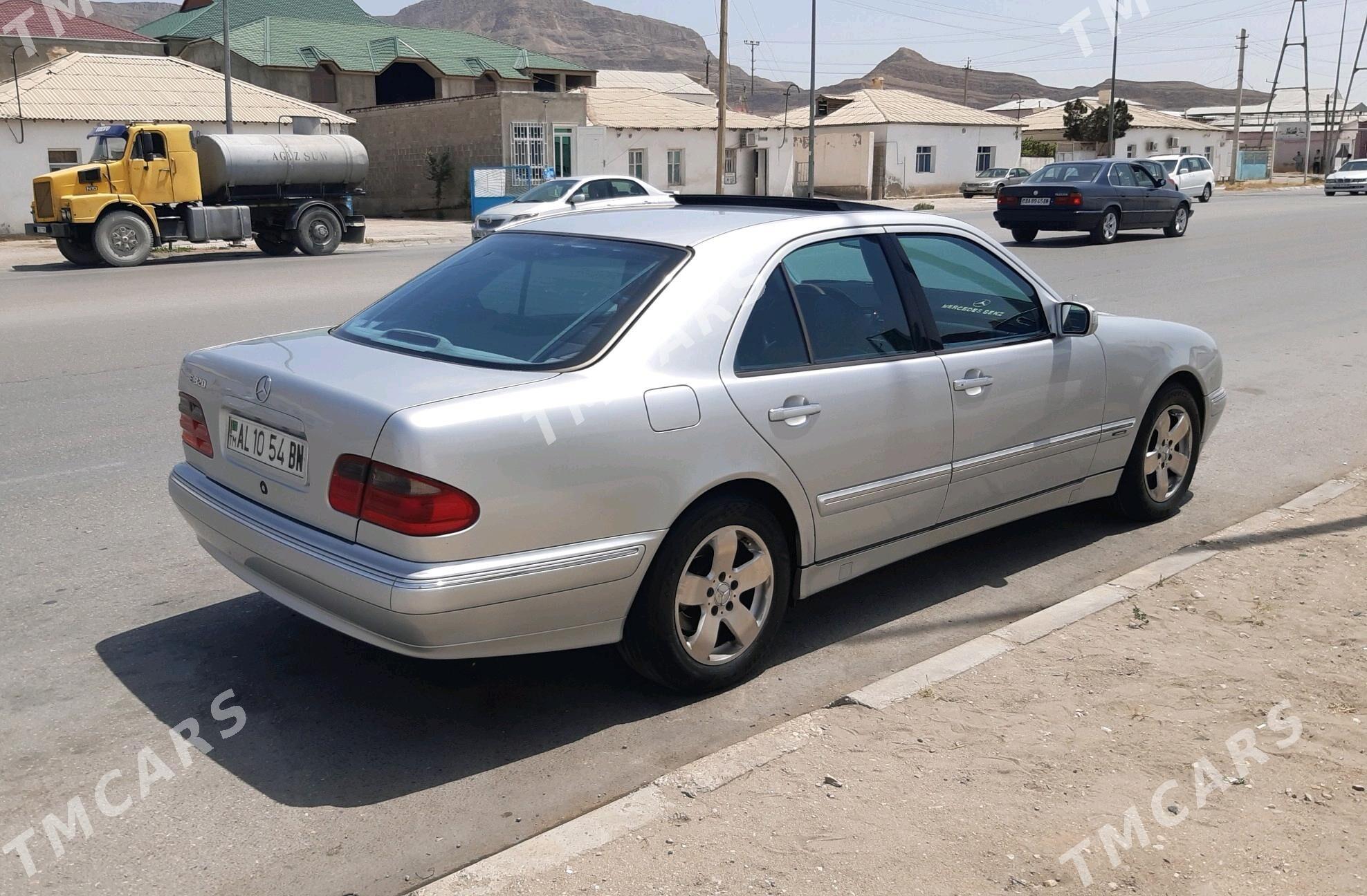 Mercedes-Benz E320 2000 - 105 000 TMT - Балканабат - img 2
