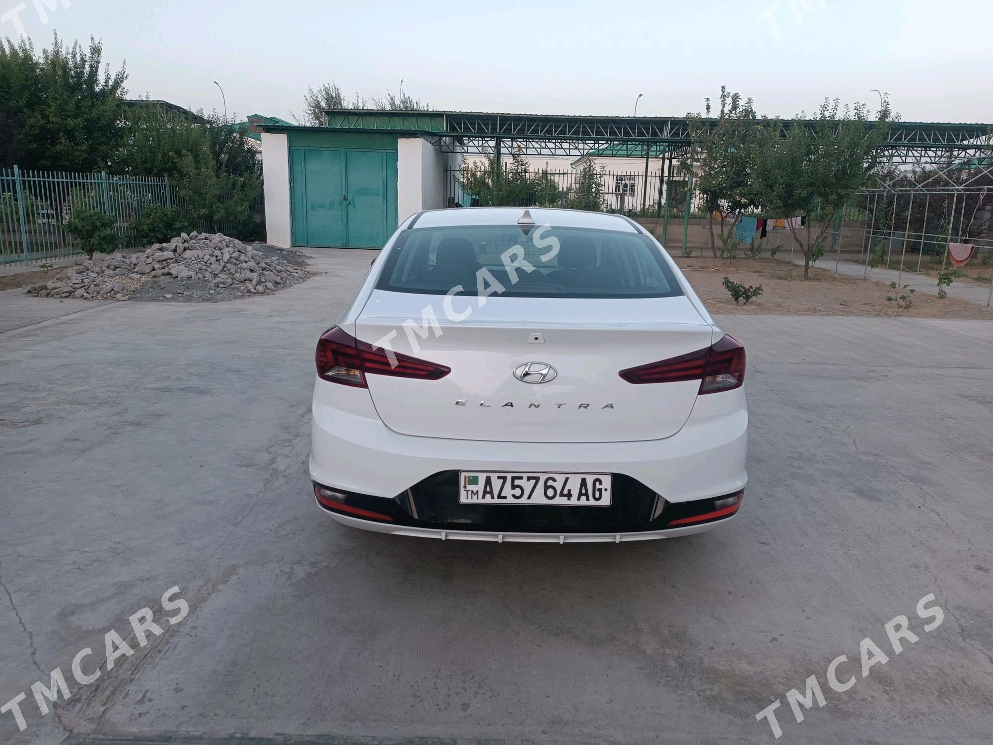 Hyundai Elantra 2019 - 215 000 TMT - Тязе заман - img 5