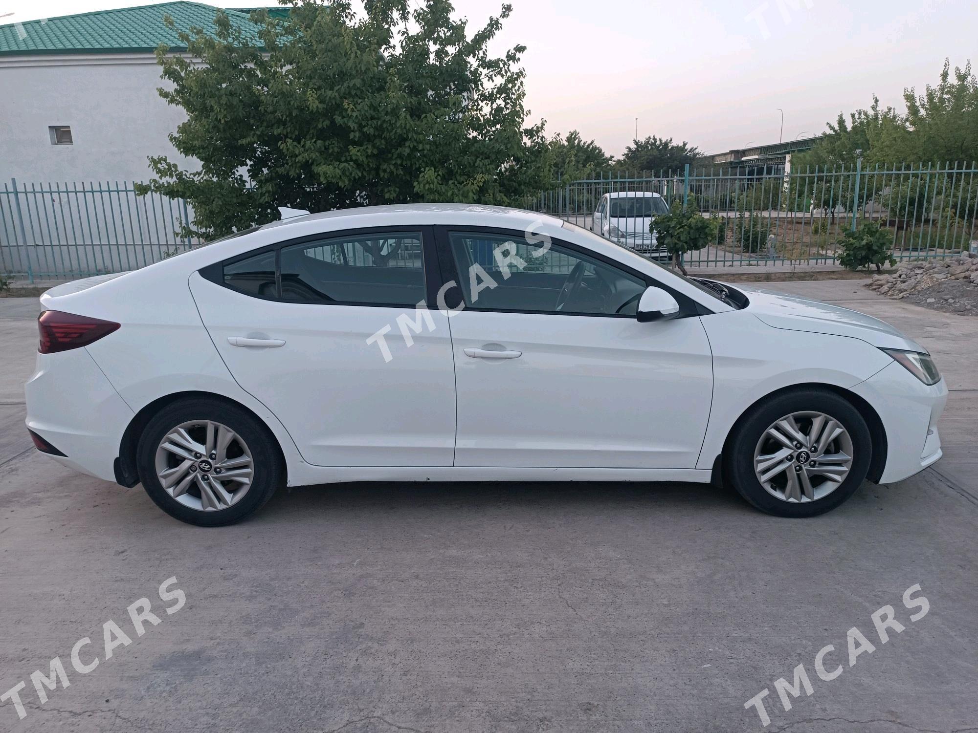 Hyundai Elantra 2019 - 215 000 TMT - Тязе заман - img 4
