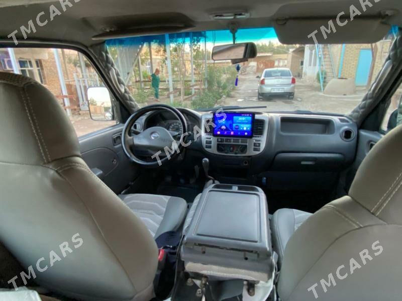 Nissan Urvan 2005 - 130 000 TMT - Сакар - img 7
