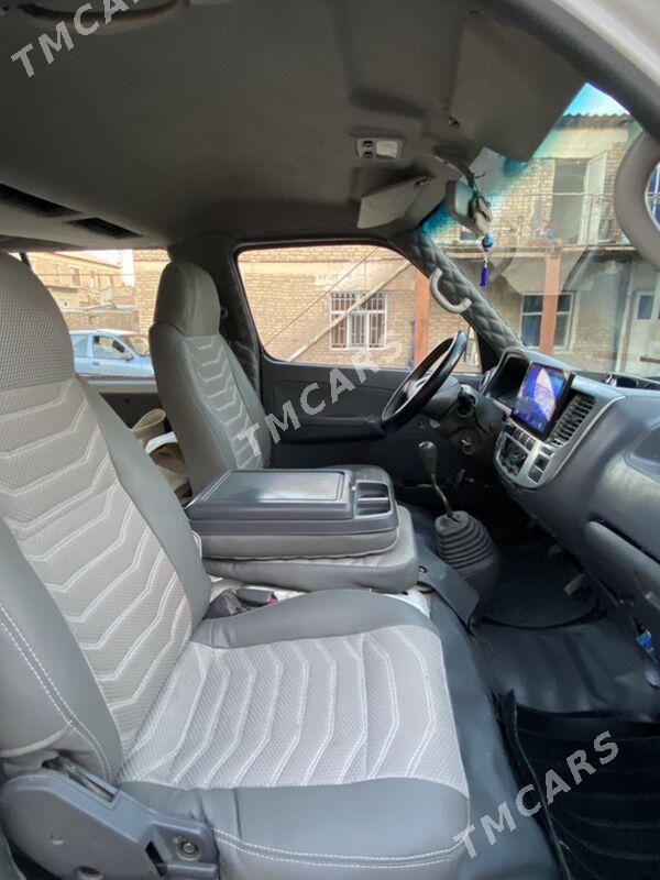 Nissan Urvan 2005 - 130 000 TMT - Сакар - img 9