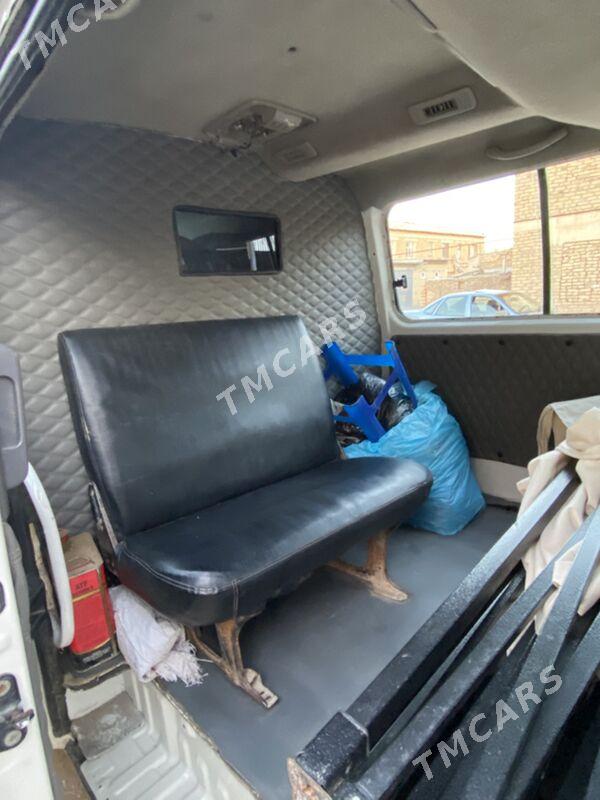 Nissan Urvan 2005 - 130 000 TMT - Сакар - img 5