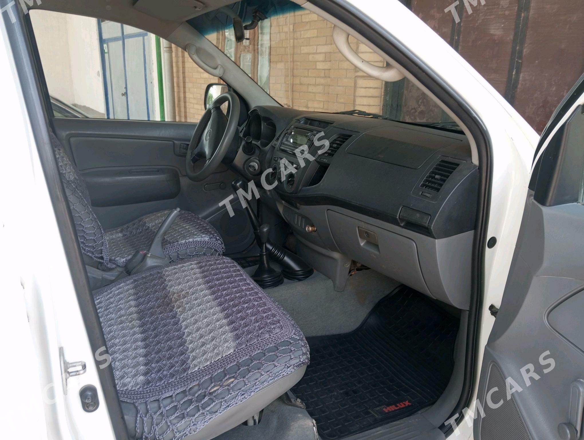 Toyota Hilux 2005 - 200 000 TMT - Фарап - img 4
