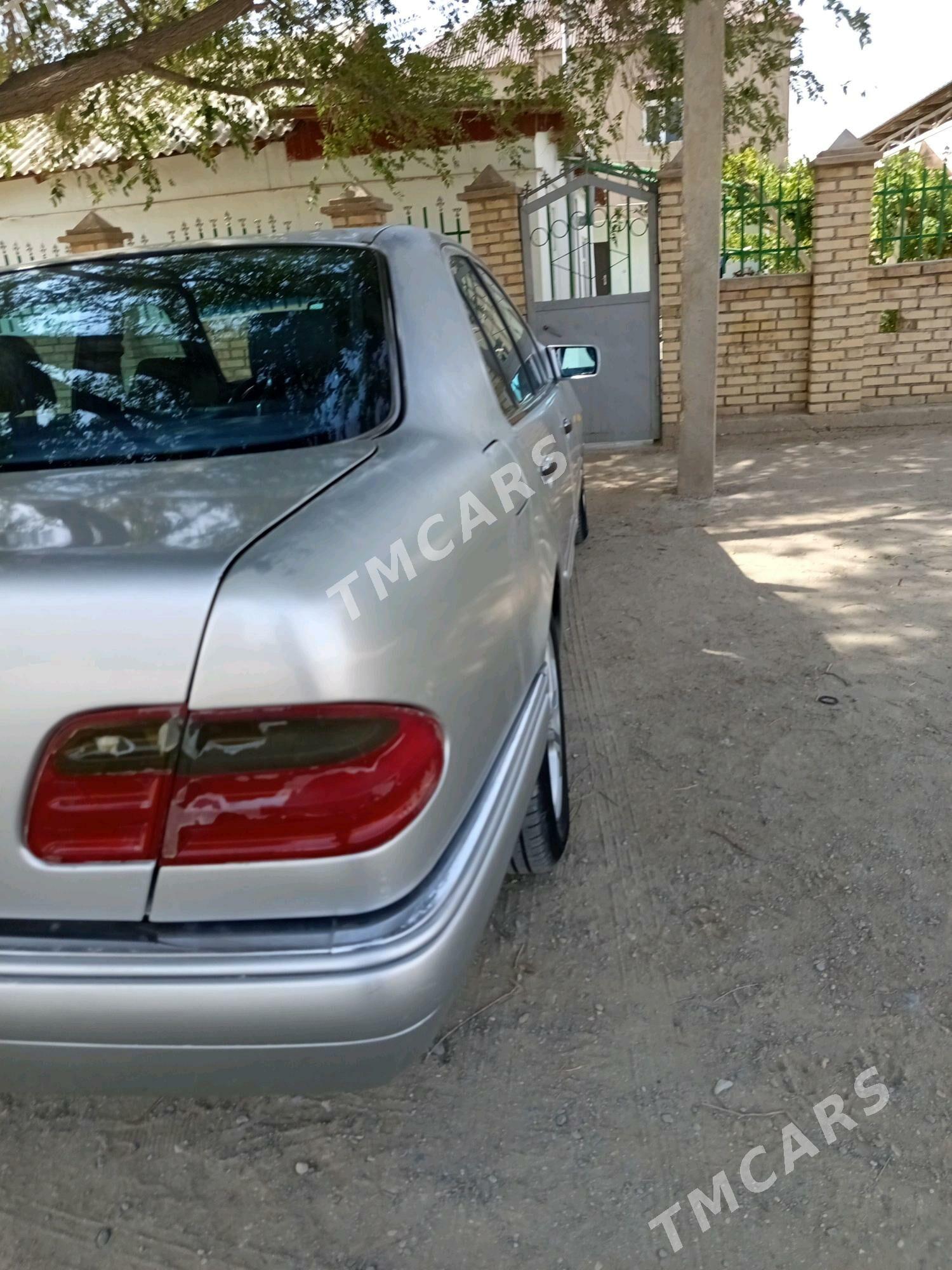 Mercedes-Benz E320 1999 - 55 000 TMT - Гумдаг - img 3