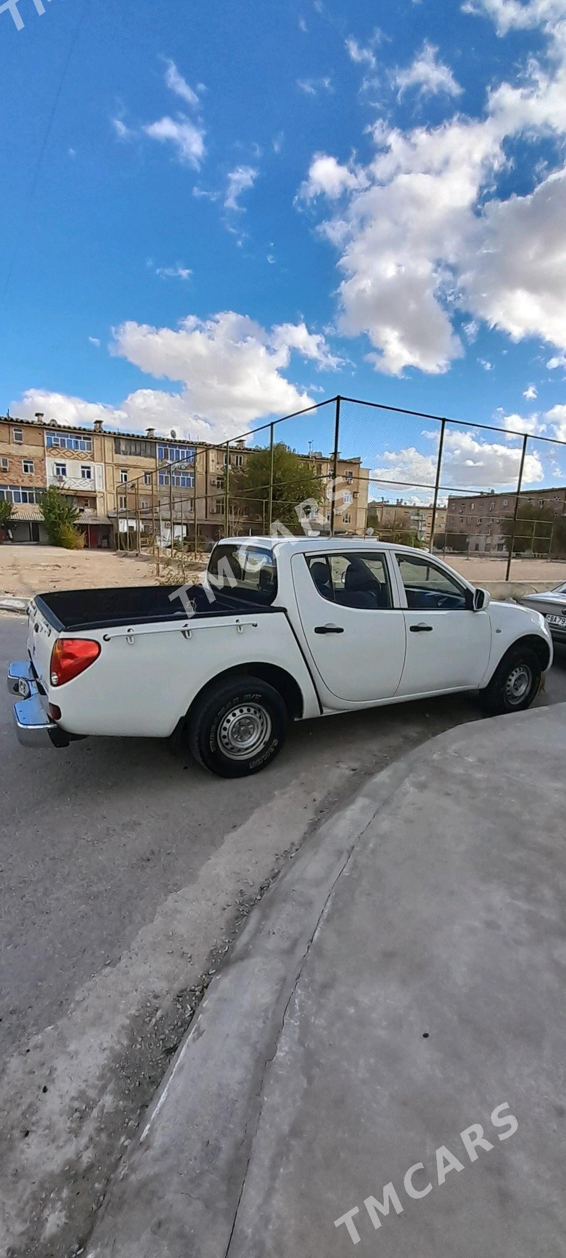 Toyota Hilux 2012 - 130 000 TMT - Гумдаг - img 3