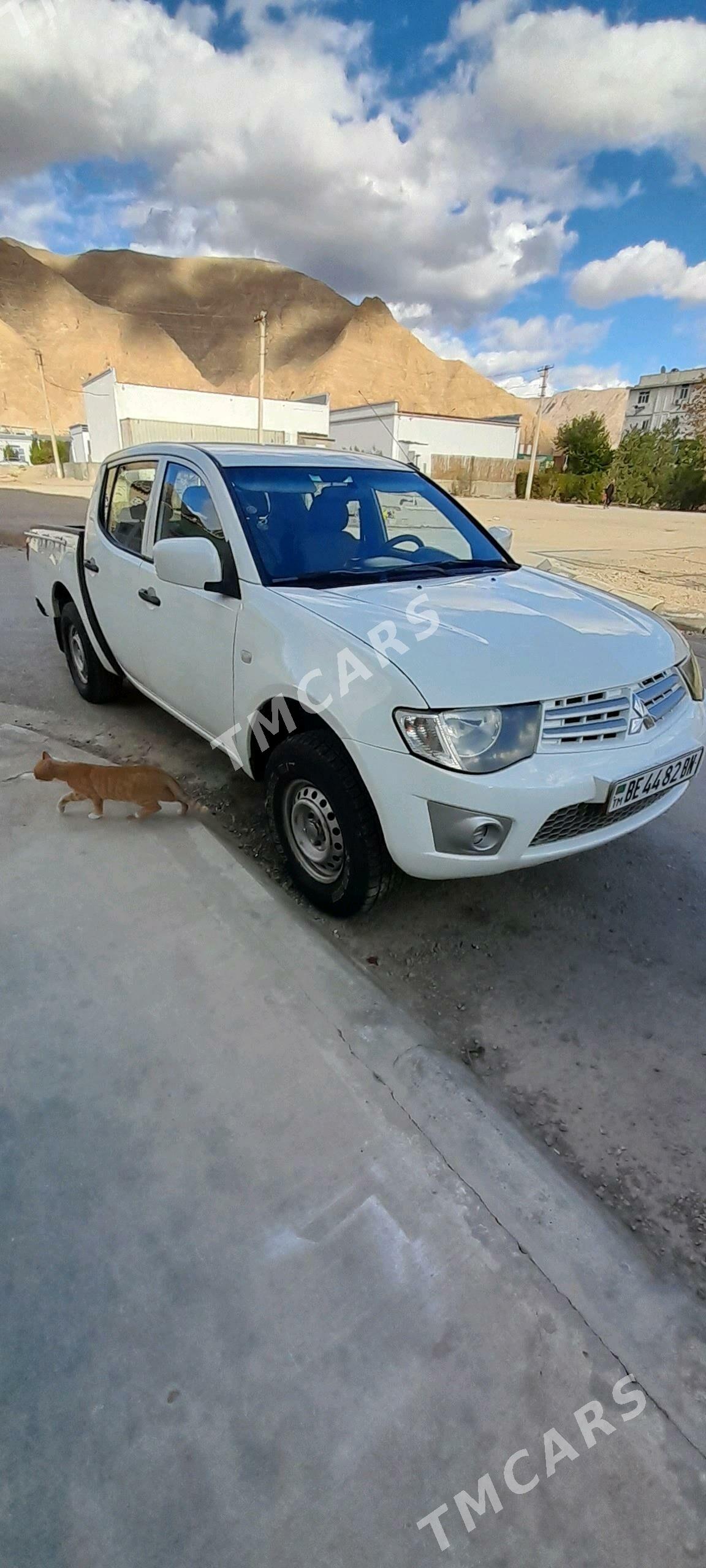 Toyota Hilux 2012 - 130 000 TMT - Гумдаг - img 7