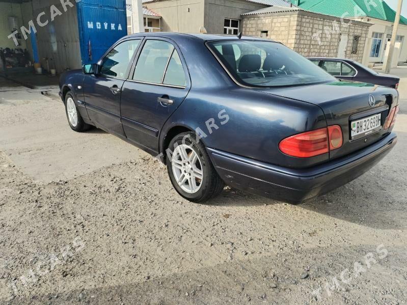 Mercedes-Benz E320 1999 - 53 000 TMT - Гумдаг - img 3