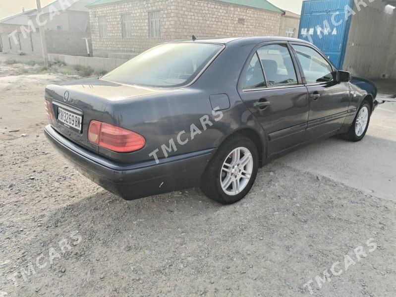 Mercedes-Benz E320 1999 - 53 000 TMT - Гумдаг - img 4