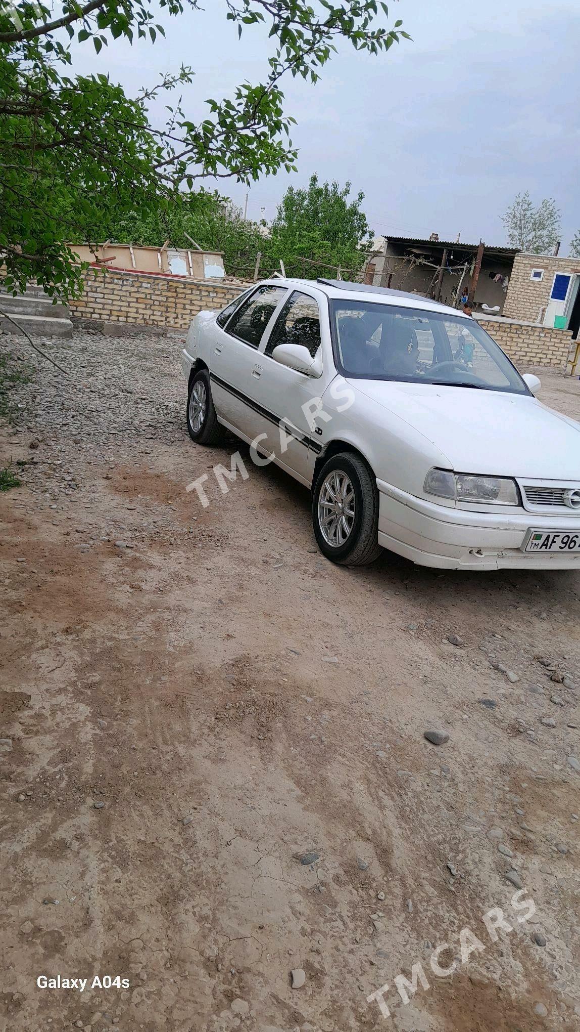 Opel Vectra 1989 - 33 000 TMT - Sarahs - img 3