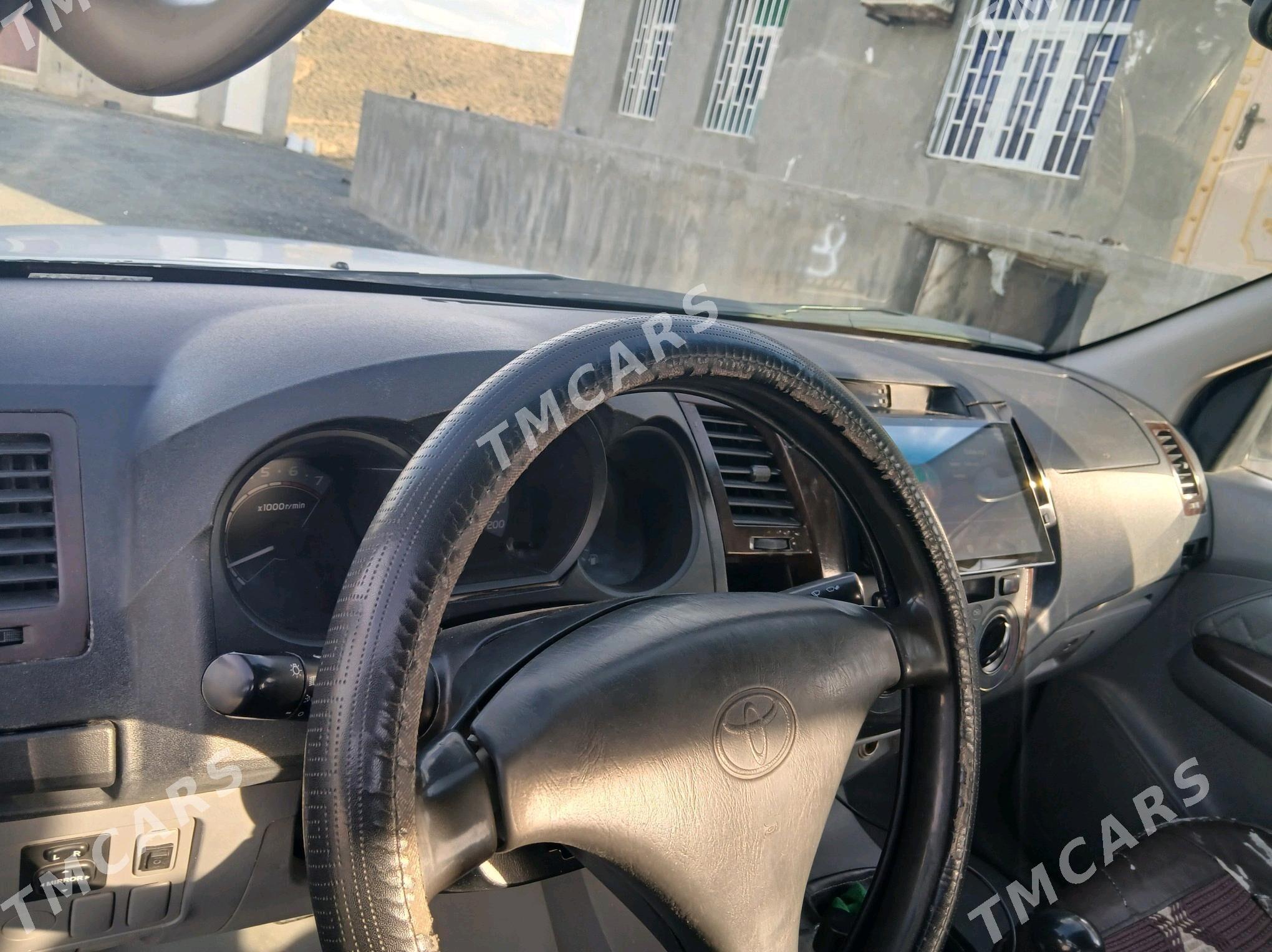 Toyota Hilux 2009 - 220 000 TMT - Бахарден - img 3