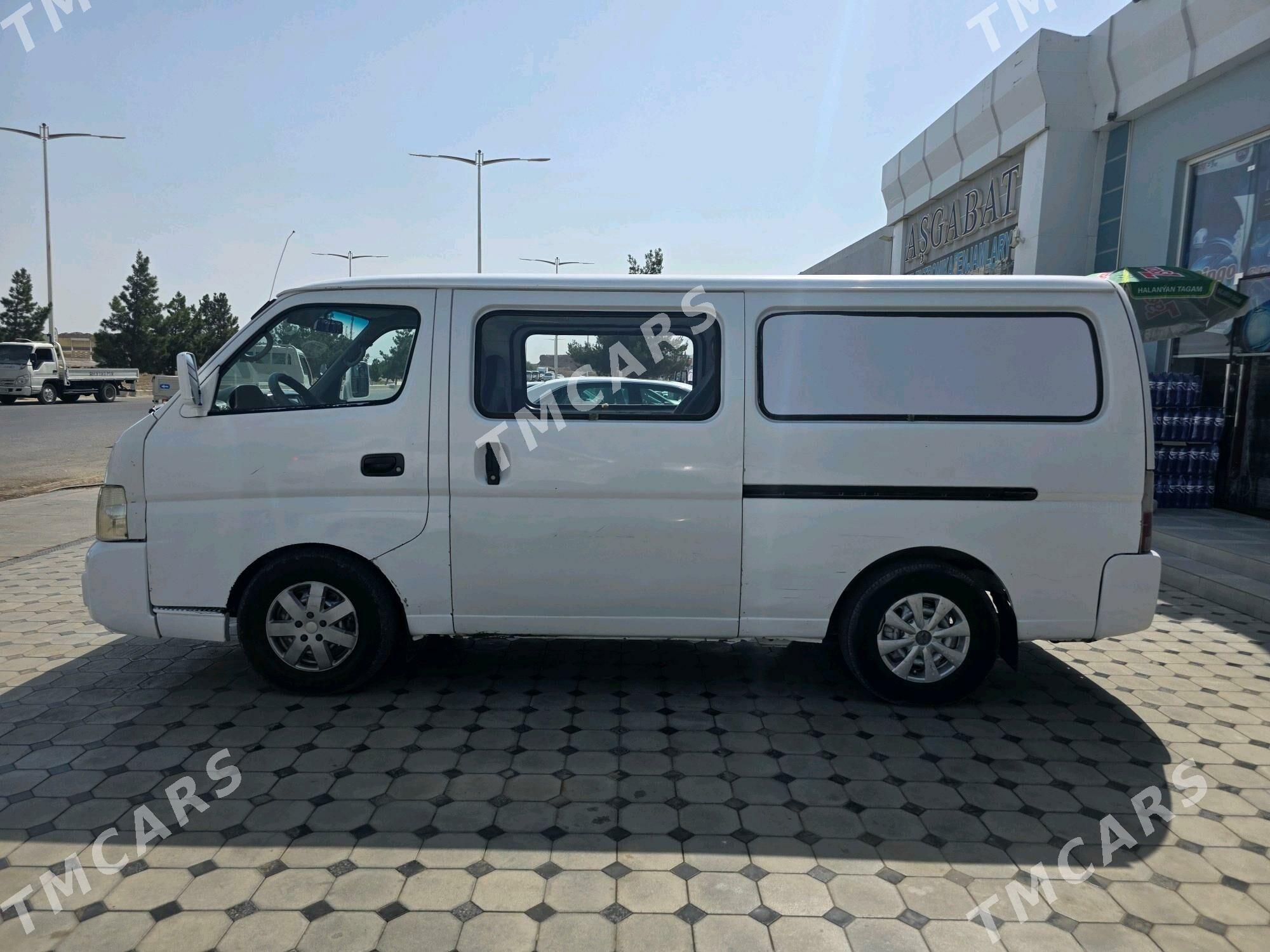 Nissan Urvan 2000 - 100 000 TMT - Байрамали - img 3
