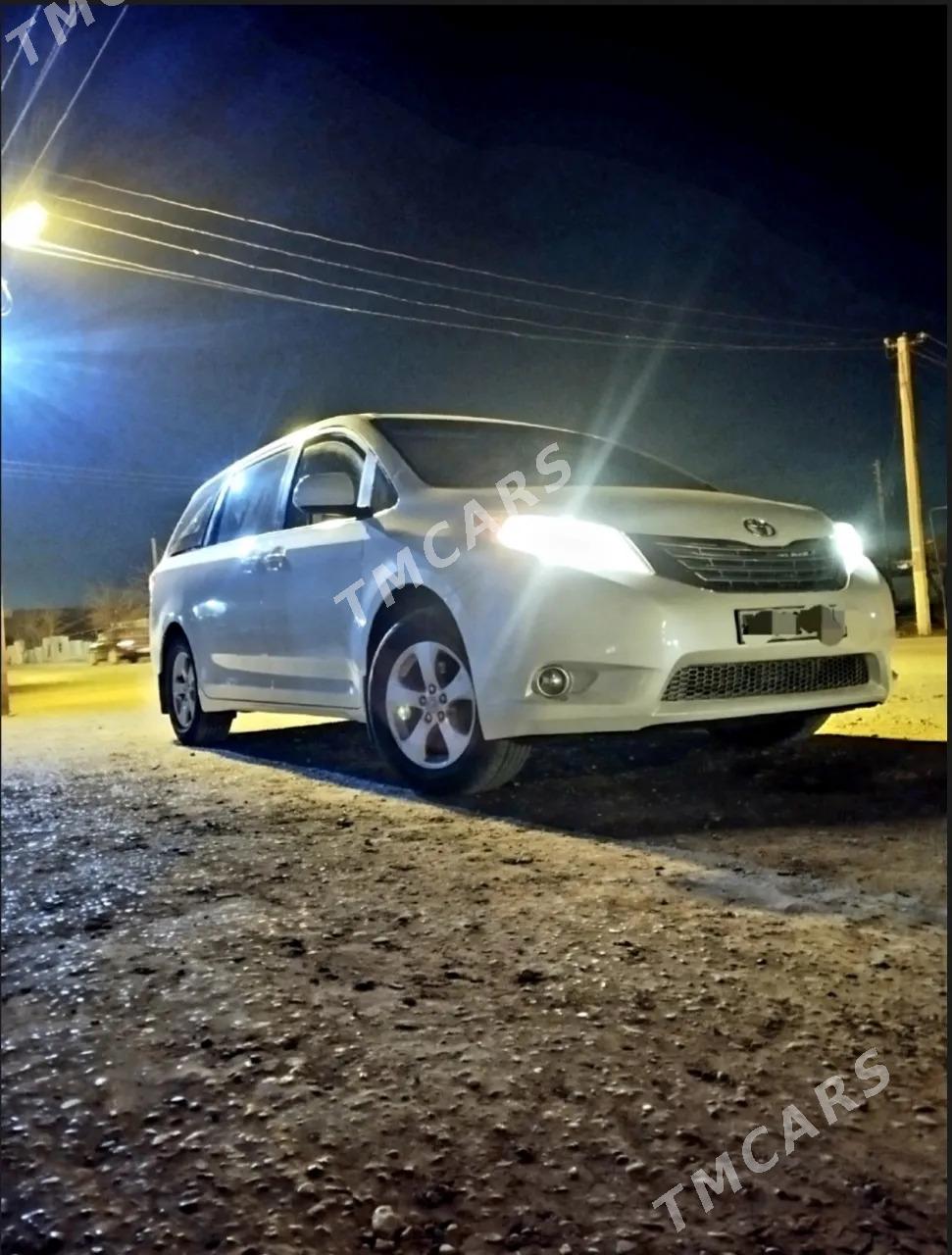 Toyota Sienna 2011 - 270 000 TMT - Теджен - img 2