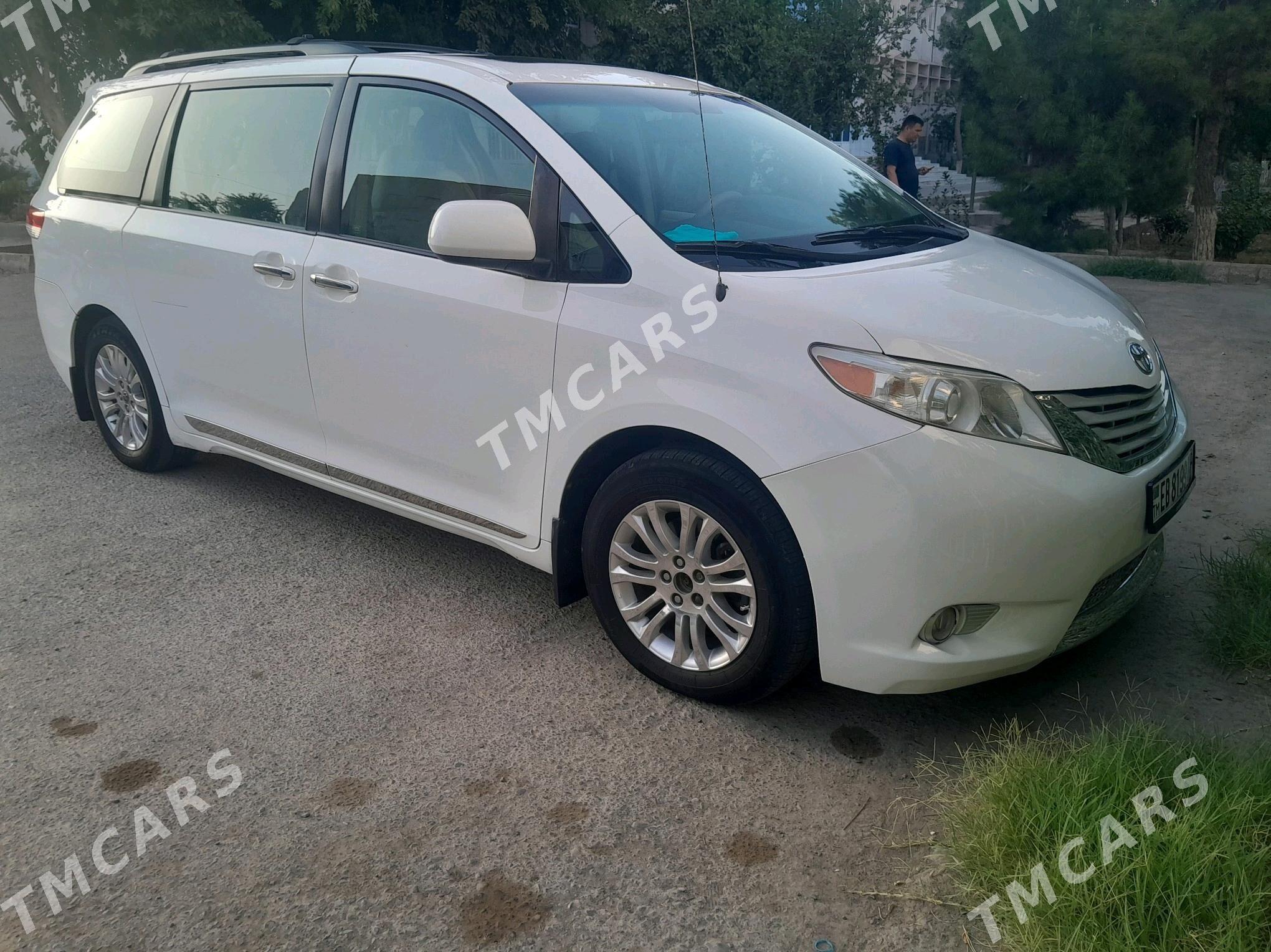 Toyota Sienna 2010 - 305 000 TMT - Мары - img 4