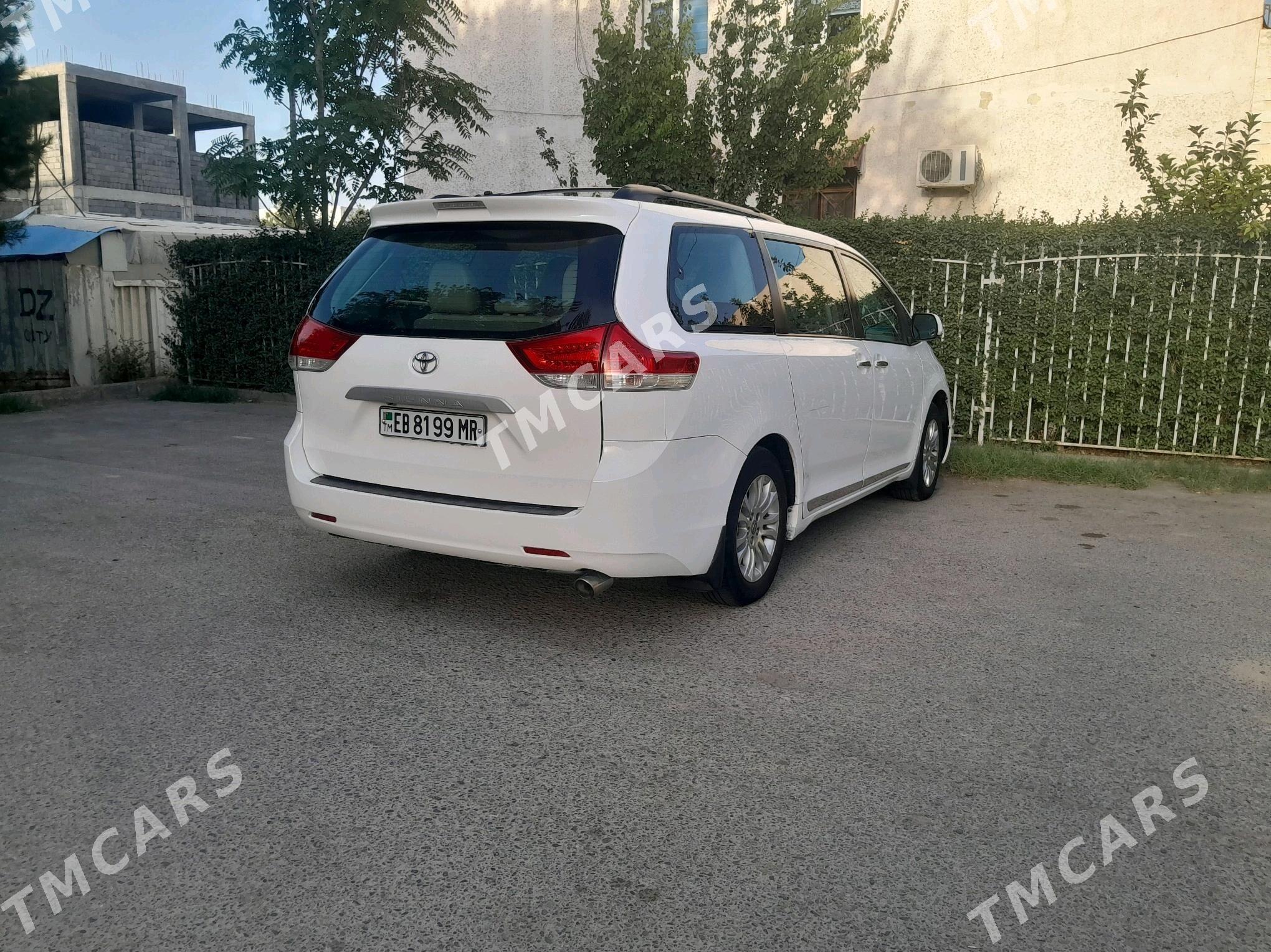 Toyota Sienna 2010 - 305 000 TMT - Мары - img 1